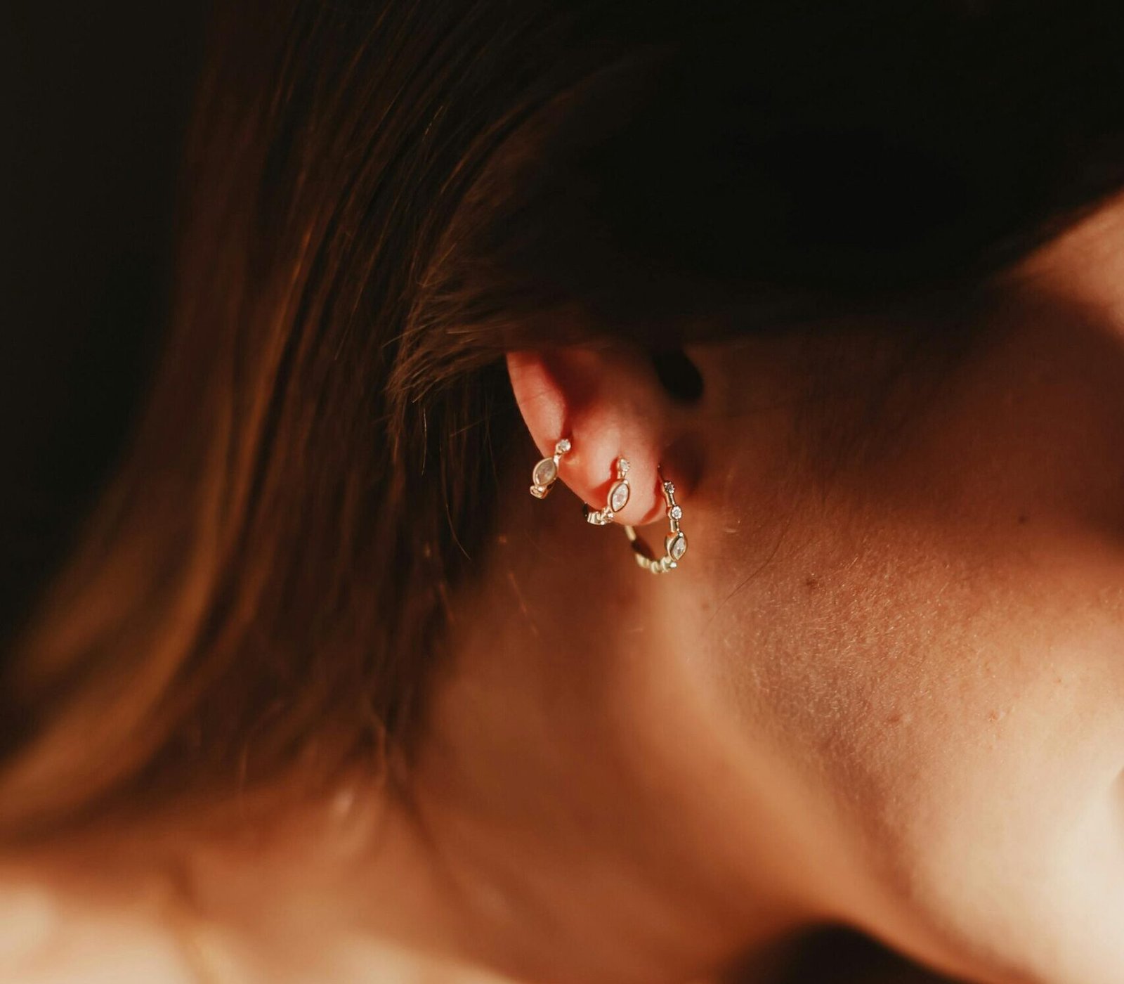 Elegante Aretes pequeños con brillantes en oreja, diseño elegante y moderno