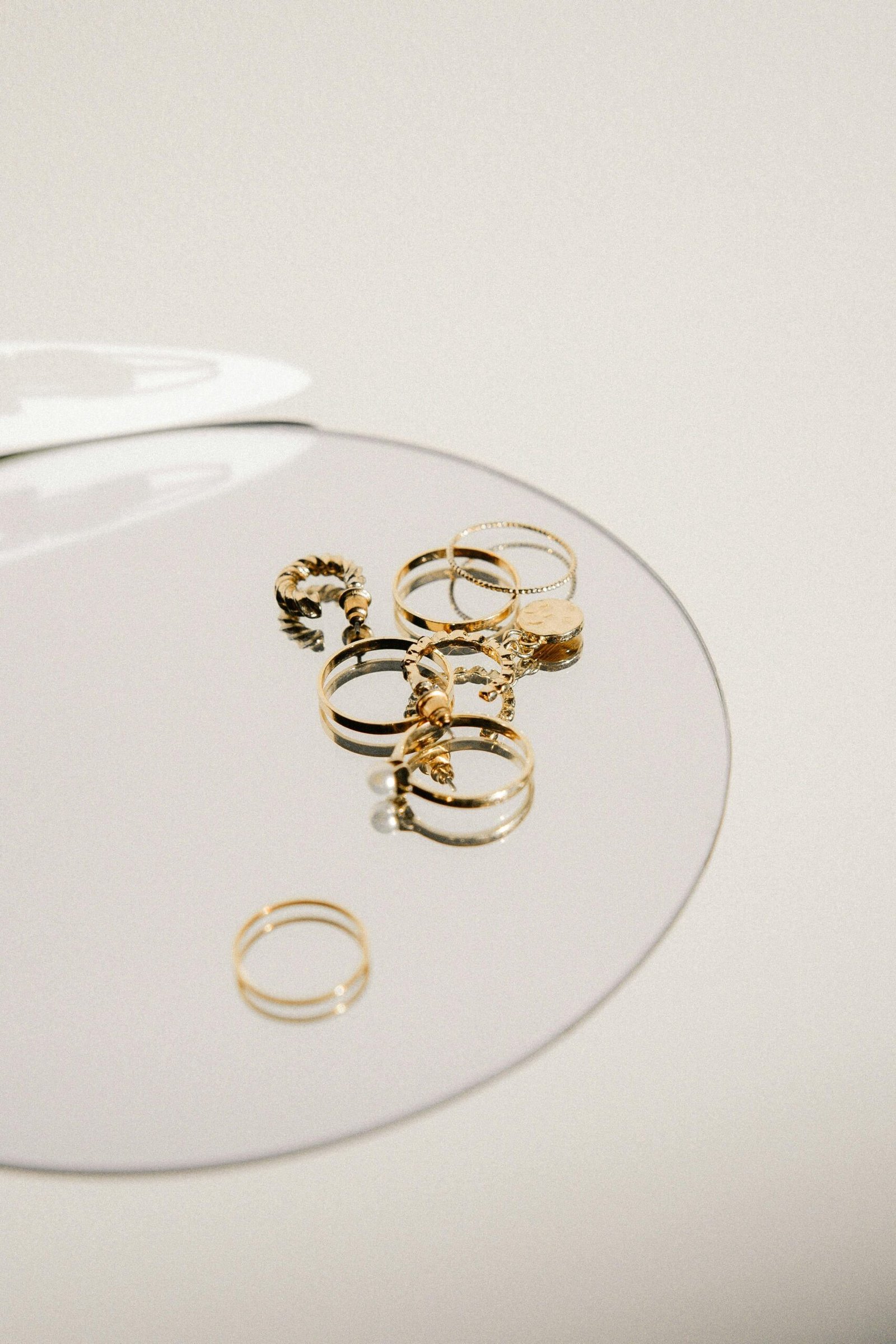 Elegante Colección de anillos dorados finos con diseño sofisticado