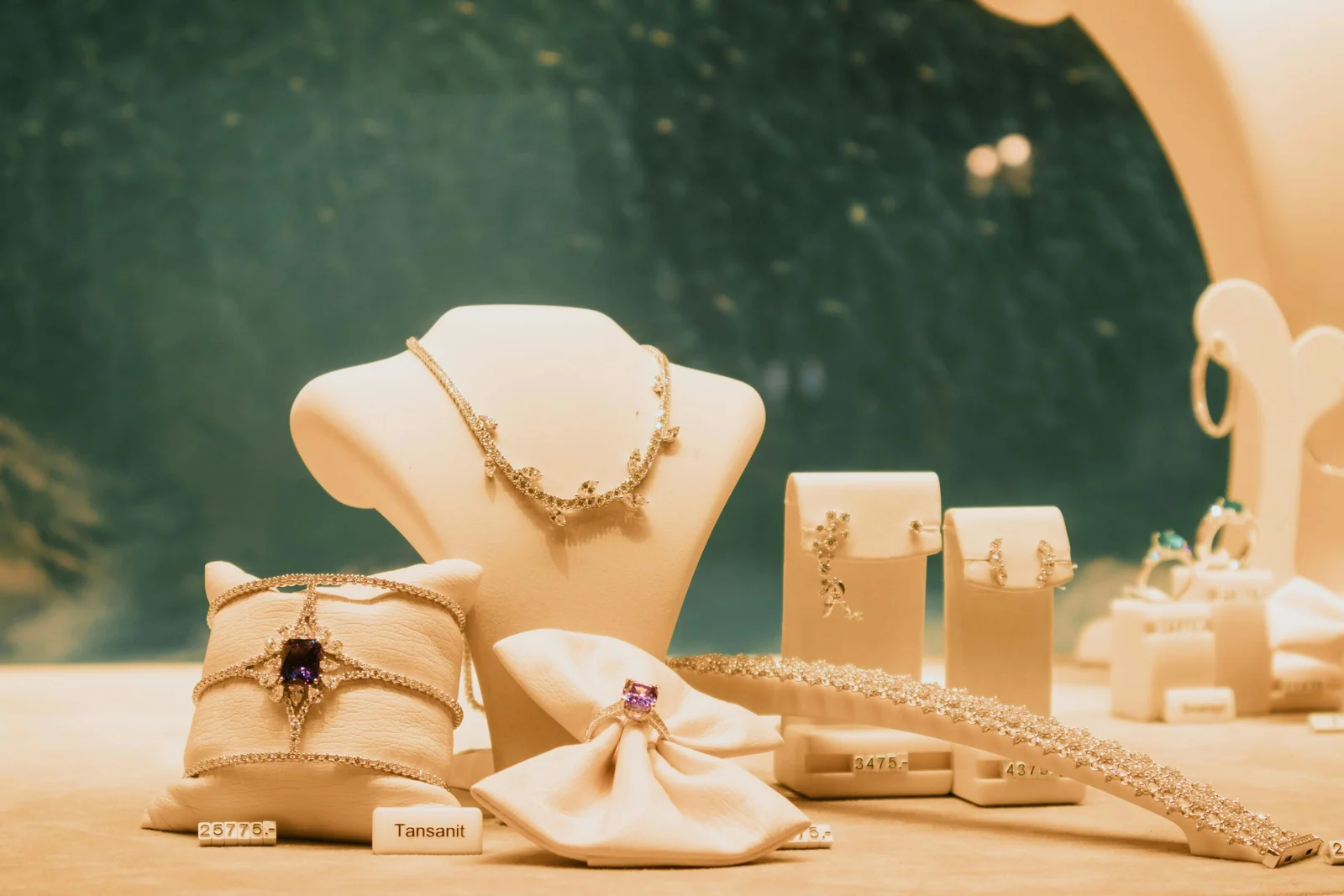 Combinaciones Conjunto de joyas elegantes expuestas con collares y anillos en un entorno de tienda.